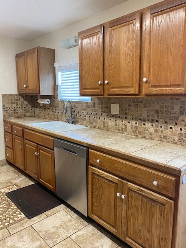 Building Photo - 2 Bedroom 2 bath home in the Antelope Area