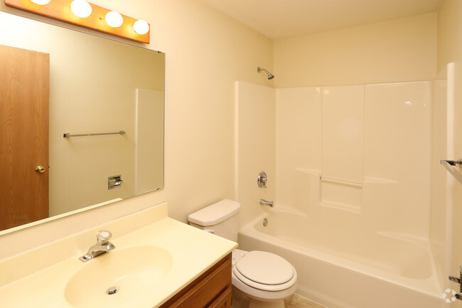 2BR, 1BA - 913 SF - Eastwood