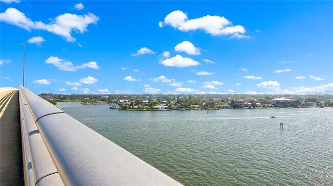 Foto del edificio - 2950 W Bay Dr