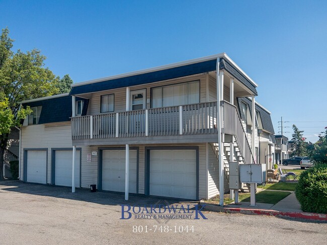 Building Photo - Two Bedroom With Great Amenities in Taylor...