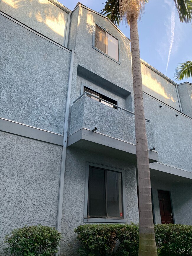 Exterior - 206 E Plymouth St