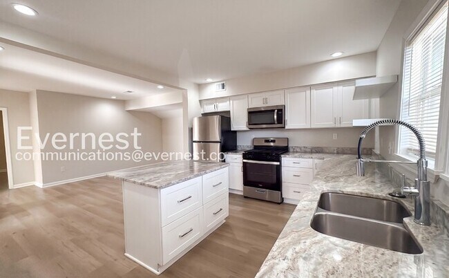 Foto del edificio - 4-Bed/2-Bath/Pet Friendly/Available Soon!