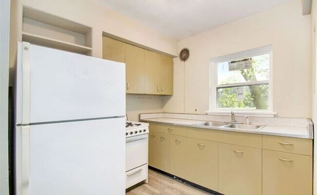 Building Photo - 503 N Riverview Dr