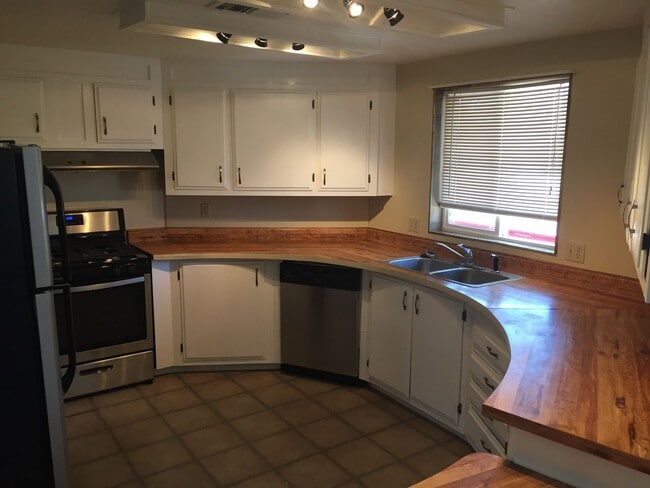 Building Photo - ***2 BEDROOM/2 BATHROOM IN PRESCOTT VALLEY***