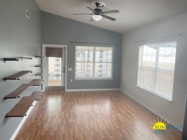 Building Photo - Beautiful 3 Bedroom Home in Lighthouse Poi...