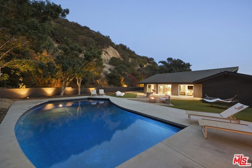 Primary Photo - 9289 Swallow Dr