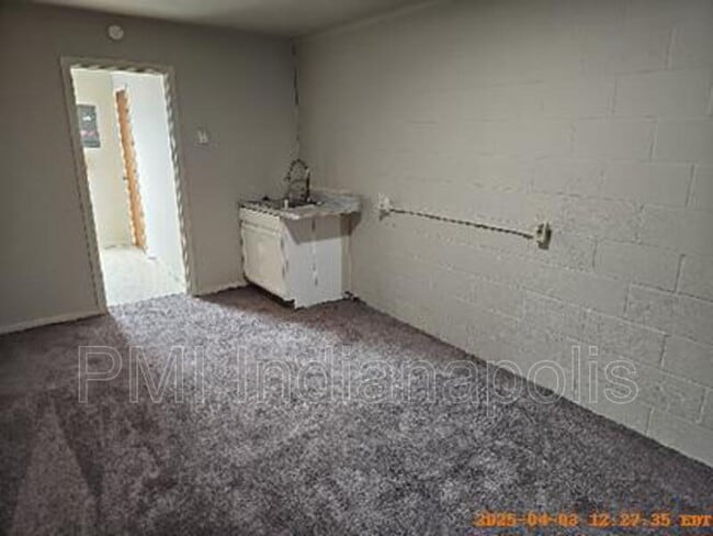 Building Photo - 121 W William Dr