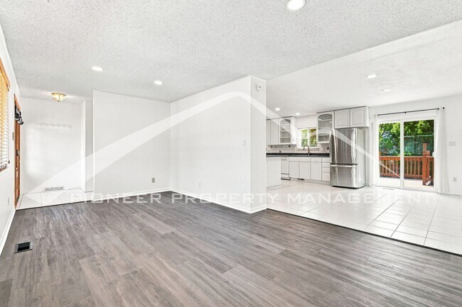Foto del edificio - Spacious Home with Central AC and Traditional Wood Features