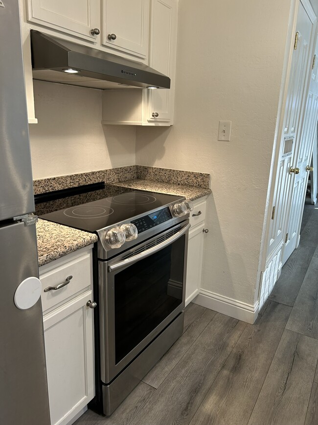 Building Photo - 5472 Roundtree Pl