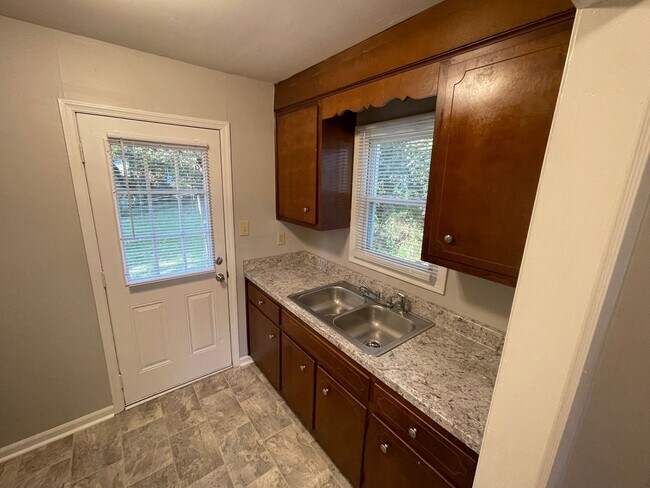 Building Photo - Sunset Ct - 202 / 204