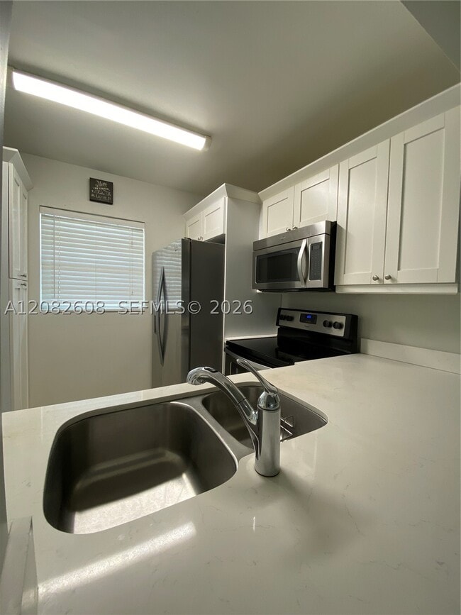 Building Photo - 5181 W Oakland Park Blvd