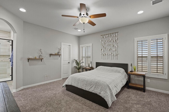 Building Photo - 4567 Marisabel Azcarate St
