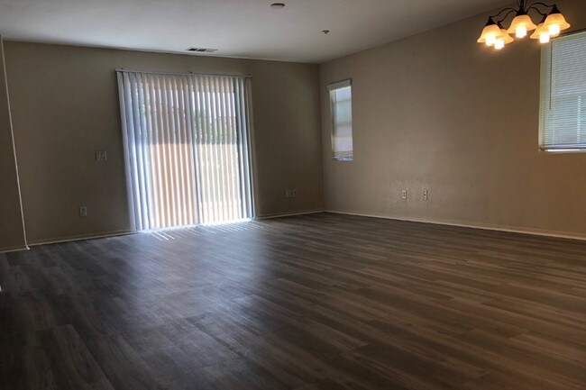 Foto del edificio - 25794 Iris Ave