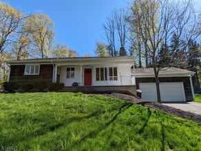 Building Photo - 6 W Windy Bush Ln