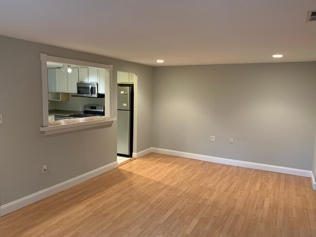 Building Photo - 120 Glen Hollow Dr