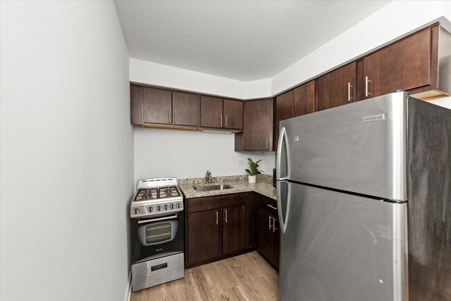 Building Photo - 6211 N Kenmore Ave