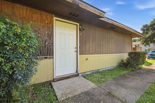 Building Photo - 8160 Stonebrook Dr