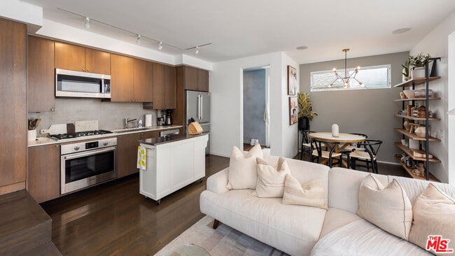 Building Photo - 705 Sunset Ave