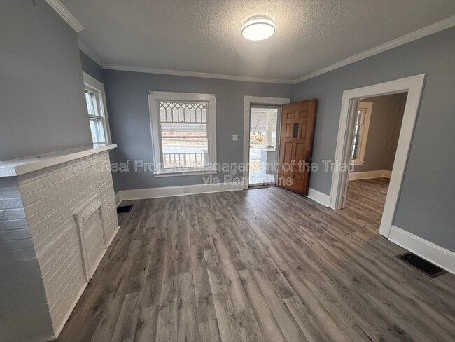 Building Photo - 1514 E 1st St