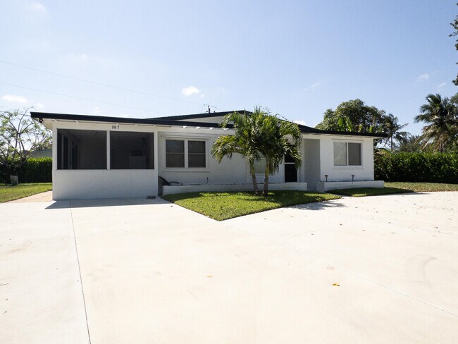 Building Photo - 887 W Perry St