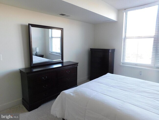 Foto del edificio - 11800 Sunset Hills Rd