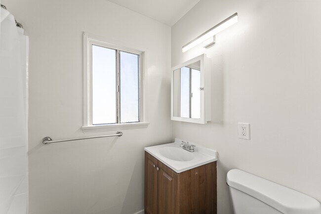 Foto del edificio - 1339 W 109th St
