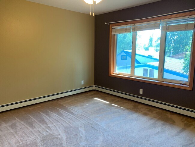 Building Photo - Spacious 2 bedroom, 2 bathroom condo avail...