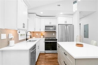 Building Photo - 1934 Pinedale Pl