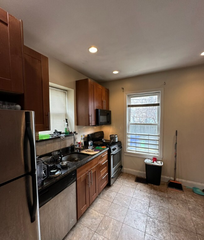 Building Photo - 4 Bedroom