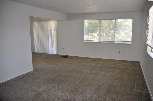 sala de estar - 530 SW Summer St