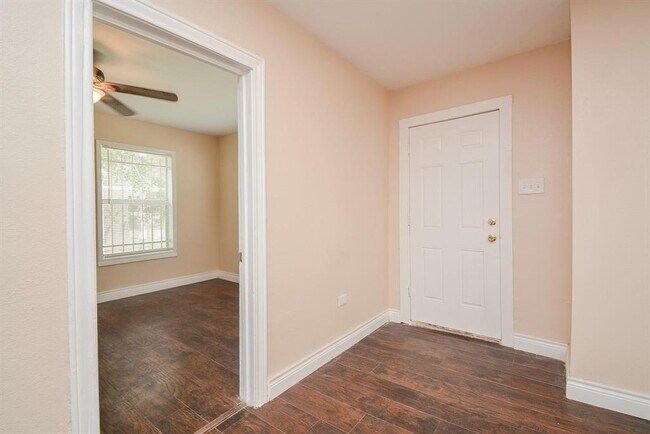 Building Photo - 3625 Sauer St