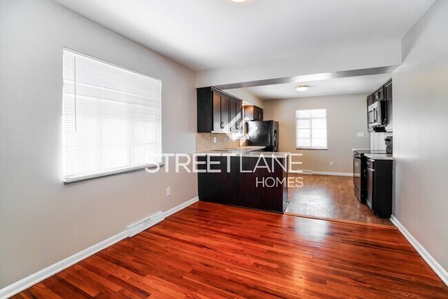 Foto del edificio - REDUCED! - Now offering $500 off first ful...