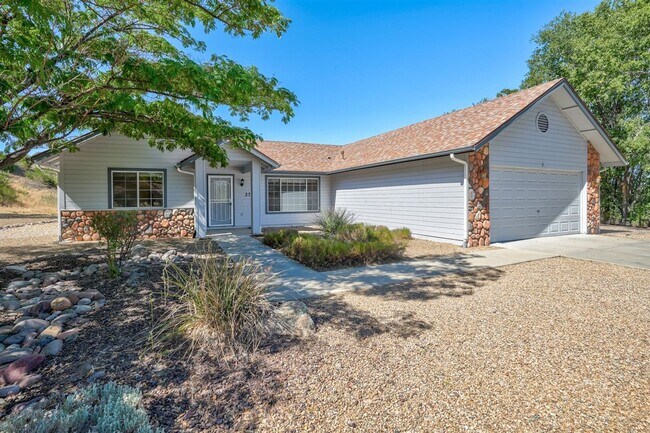 Foto del edificio - 3 Bedroom, 2 Bath, 2 Car Garage For Rent in Prescott!