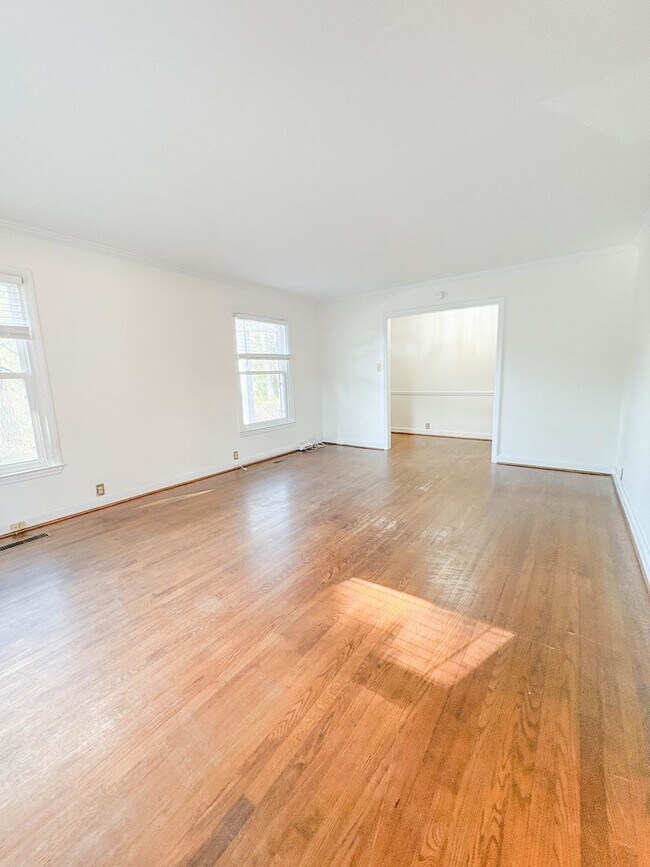 Foto del edificio - 3 Bedroom 2 Bathroom with Detached Garage