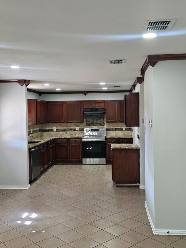Foto del edificio - 4 Bedroom / 2.5 Bath / 2 Car Garage