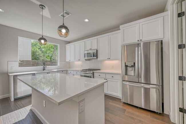 Building Photo - 1105 S Meadows Dr