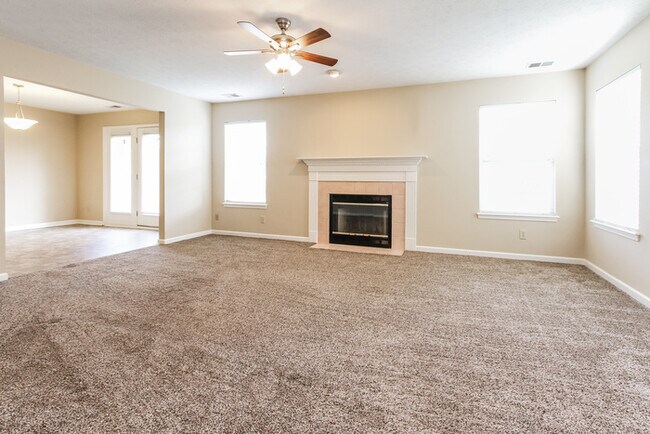 Building Photo - 5639 Oakcrest Dr