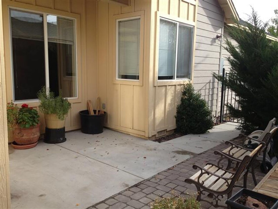 Primary Photo - This Beautiful 2bd Townhome In The Private...