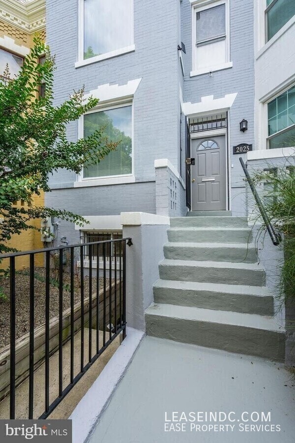 Photo - 2025 Flagler Pl NW House