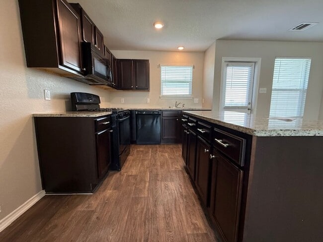 Building Photo - Move in Ready 3 Bedroom Two-story Home