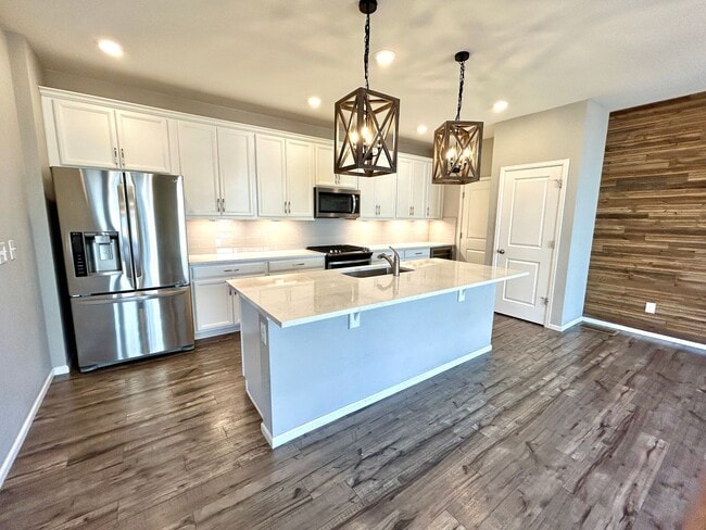 Better Than New! Stunning 4-year old Home Corner End-Unit with High-End Finishes - Better Than New! Stunning 4-year old Home Corner End-Unit with High-End Finishes