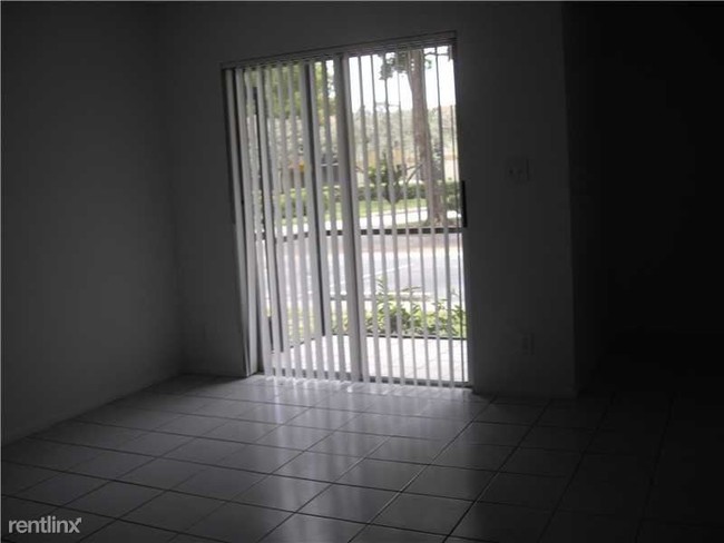 Foto del edificio - 704 Gardens Dr
