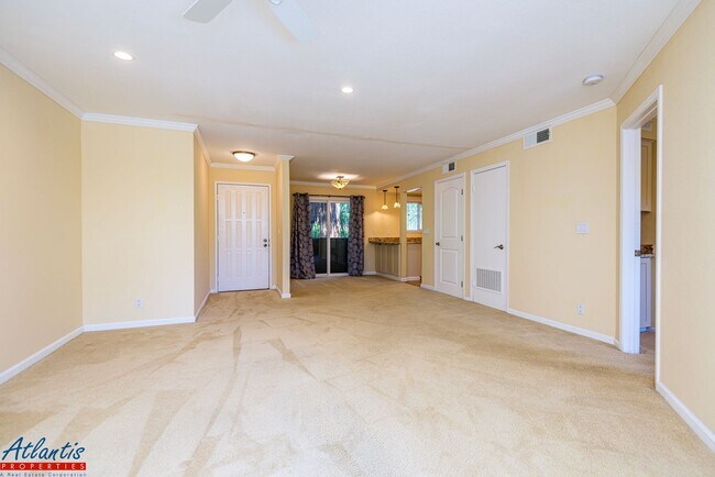 Foto del edificio - The Courtyard | Lovely Condo | Washer/Drye...