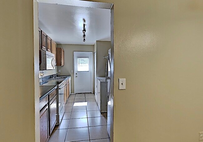Building Photo - 220 Cherokee Ct