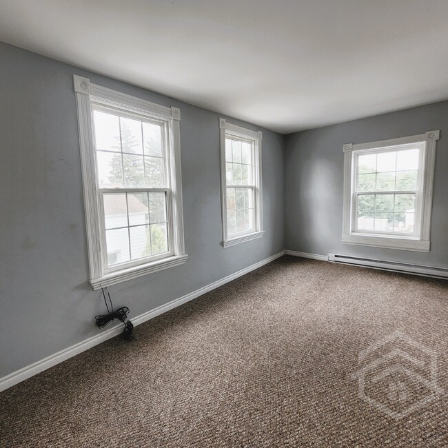 Photo du bâtiment - Convenient 2-Bedroom Upper Unit in Norwich!