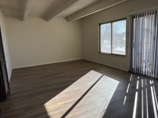 Building Photo - Dayton Green Condo