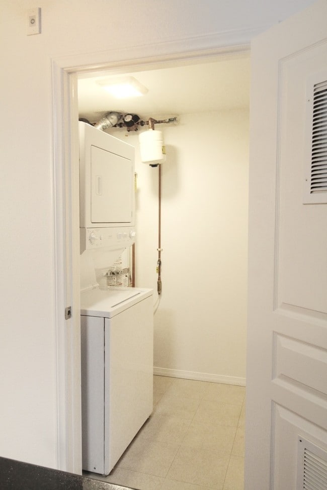 Building Photo - 819 D Ave