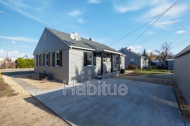 Building Photo - 1000 N 27th St