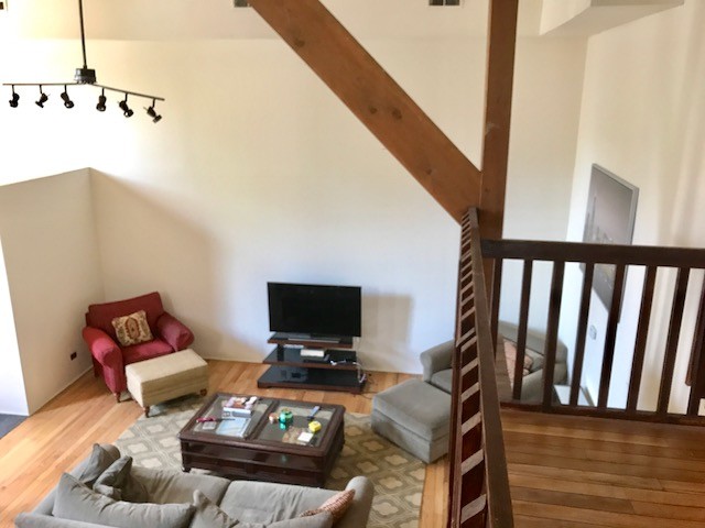 Building Photo - 1048 W Dickens Ave