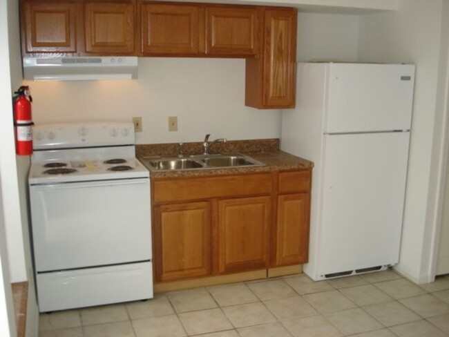 Building Photo - 1 Bedroom Available August 2025! Monthly r...